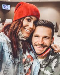 Chelsea is zwanger van een meisje en gaf eerder op twitter al aan uitgerekend te zijn in september. Teen Mom Chelsea Houska Reveals Daughter Walker June Arrived A Little Early In Hospital Photos Of Beautiful Newborn