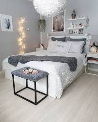 15 Gorgeous Small Bedroom Decorating Ideas That Look More Stylish Bedroomdecorationideas B Bedroo Small Bedroom Decor Stylish Bedroom Small Room Bedroom