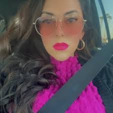 Robyn Schultz's Instagram, Twitter & Facebook