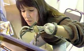 La adolescente que sobrevivió al brutal ataque de un violador que le cortó  los brazos y la tiró de un acantilado