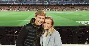 Veel wijzer worden we niet van die. Vriendin Frenkie De Jong Barca Is Jouw Droomclub Frenkie De Jong Naar Barca Ad Nl