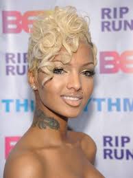 She decided to go pink and blonde for the 2017 vmas. Blonde Hair Black Female Singer With Blonde Hair