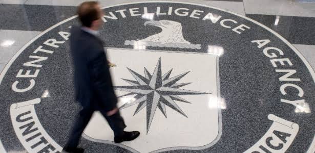 CIA quer recrutar agentes latinos para se aproximar de comunidade hispânica - 05/10/2017 - UOL Notícias