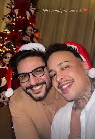Daniel Garcia, cantor que interpreta Gloria Groove, posa com namorado no  Natal