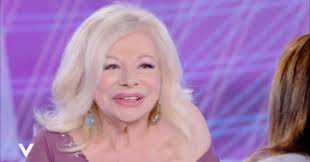 Sandra Milo, l'ultima intervista a 'Verissimo': "La morte non mi fa paura.  Vorrei accadesse dopo quella dei miei figli per tenere loro la mano"