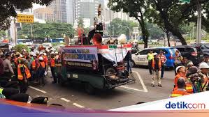 Subsidi gaji yang diterima setiap pekerja/buruh dengan gaji di bawah rp5 juta sebesar rp600 ribu per bulan diberikan selama empat bulan. Berapa Gaji Pegawai Freeport Di Papua