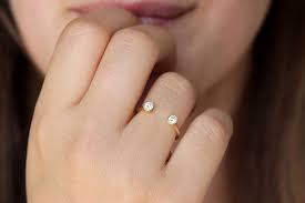 Anillo De Piedra Doble Banda De Boda De Herradura Anillo De Etsy Stone Rings Conflict Free Diamond Rings Rings For Girls