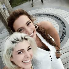 Çiftin nikahından ilk fotoğraflar ortaya çıktı. Gozde Kansu Ve Sila Nin Ogrencilik Fotografi Gundem Oldu
