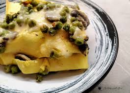 Se la lasagna tradizionale prevede carne macinata e sugo, c'è chi predilige una ricetta in bianco non è difficile preparare una lasagna bianca a base di funghi e prosciutto cotto. Lasagna Bianca Con Funghi E Piselli Cooking With Sere