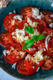 Der Genialste Tomatensalat Uberhaupt Zubereitet In Nur 10 Minuten Rezept In 2020 Tomatensalat Rezepte Tomatensalat Leichtes Abendessen Rezepte