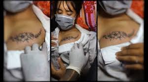 Download gambar gambar foto tatto simple keren dada wanita tulisan. 6 Menit Melihat Dari Dekat Pembuatan Tato Bunga Di Dada Seorang Wanita Video Tato Youtube