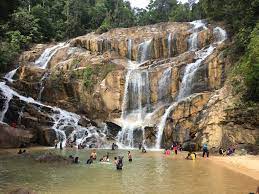 Air terjun adalah formasi geologi dari arus air yang mengalir melalui suatu formasi bebatuan yang mengalami erosi dan jatuh ke bawah dari ketinggian. 10 Lokasi Air Terjun Sekitar Malaysia Ada Sesuatu Buat Ramai Kelu Libur