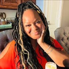 Gloria Moorehead's Instagram, Twitter & Facebook