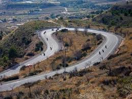Es tracta d'una carretera amb molt de trànsit, sobretot per a acudir a treballar, i és molt perillosa: Carretera De Doble Sentido Limitacion A 90 Km H Da Lo Mismo El Arcen