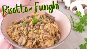 In una padella mettiamo olio e uno spicchio di aglio poi prendiamo i funghi gli faccio a fettine e faccio rosolare un poco. Risotto Ai Funghi Con Porcini Ricetta Facile Di Benedetta Youtube