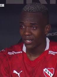 Quiñónez jugó solo 47 minutos en el partido contra Argentinos y se puso a  llorar en el banco de suplentes de Independiente