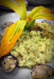Ingredienti (x 2):2 pugni di riso (sarebbe meglio arborio, io avevo solo il parboiled purtroppo)mezza cipolla 3 fiori di zucca1 zucchina media1 bel cucchiaio di philadelphiabasilico1 dadoacquaolio extravergine d'oliva raspatura di grana bella lodiho tratto spunto per questa ricetta dal blog di. Risotto Con Fiori Di Zucca E Vongole By Chef Marco Silvestri Umbriaoggi