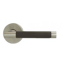 Poignee De Porte Brown Sur Rosace Cuir Marron Laiton Nickele Satine 1001poignees Votre Specialiste De La Poignee De Porte Poignee De Porte Poignee Laiton