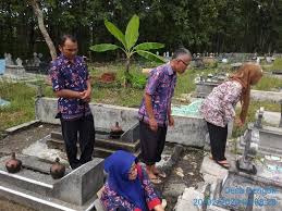 Ustadz, bagaimana hukumnya berziarah ke makam para wali? Bacaan Doa Ziarah Kubur Website Dengok