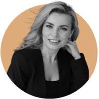 Courtney Riddick's Instagram, Twitter & Facebook