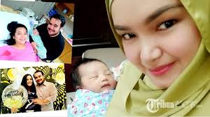 Sebentar tadi siti nurhaliza atau ctdk dah upload secara 'rasmi ' gambar puteri sulung hasil perkahwinannya bersama datuk. Dulu Siti Nurhaliza Pernah Keguguran Sekarang Bahagia Timang Bayi Dari Anak Tiri Halaman All Tribun Wow