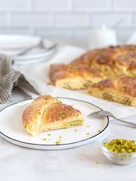 Osterkranz Rezept Fur Hefeschnecke Mit Marzipanfullung Rezept In 2020 Rezepte Lebensmittel Essen Lebensmittelfotografie