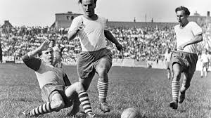 In unserem shop findest du fc augsburg sticker, 3d sticker, mini sticker und logo sticker in den unterschiedlichsten farben. Geschichte Die Hohe Und Tiefpunkte Des Fc Augsburg Fc Augsburg Bundesliga Fussball Sport Themen Br De