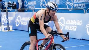 The strong sun and the extreme heat was the real protagonist of the weekend. Laura Lindemann Beim Hamburg Triathlon Mit Platz Zwei Bild De