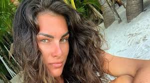 La compagna di valentino rossi ha pubblicato una foto che la ritrae al tramonto in riva al mare. Francesca Sofia Novello Sanremo 2020 E Il Ruolo Delle Donne