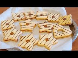 Occhi di bue, una ricetta per creare squisiti biscotti ripieni alla marmellata ideali a colazione e a merenda. Pin Su Ciambelline