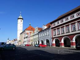 V jádru pozdně gotická stavba, později několikrát upravován. Kostel Narozeni Panny Marie Na Namesti Miru V Domazlicich Restaurace A Ubytovani Chodska Chalupa