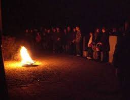Am samstag vor ostern entsteht dadurch in vielen orten und dörfern wahrlich ein wettstreit, wer das größte osterfeuer entfacht. Ostern