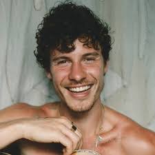 Elia Tapia's Instagram, Twitter & Facebook