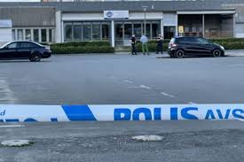 Nu vittnas det om en alltmer våldsam samhällsutveckling i staden. Misstankt Skottlossning Mot Restaurang Var Skadegorelse