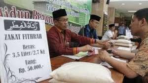 Zakat fitrah pada istilahnya ialah sedekah yang wajib dikeluarkan selepas berbuka untuk beraya dan selesainya ramadan. Kapan Waktu Mengeluarkan Zakat Fitrah