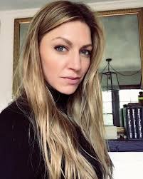 Jes Macallan On Instagram Rainy Day In La With The Complete Works Of Shakespeare And My Favorite Black Turtleneck Toda Jes Macallan Beauty Long Hair Styles