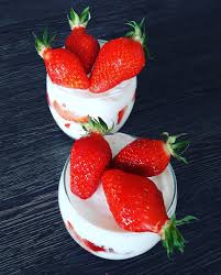 Petit Dessert Du Soir Vite Fait Bien Fait Par Verrine Des Fraises Gariguettes Les Meilleures Un Yaourt A La Grec Un Demi Sachet Food Strawberry Fruit