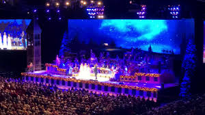 Altice arena'nın şekli büyük bir uçan daireyi, bir deniz kaplumbağasının kabuğunu veya bir at nalı yengecini andırıyor. Andre Rieu Na Altice Arena Holy Night Youtube