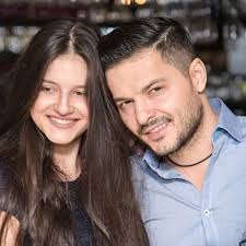 Sunt împreună de cinci ani, însă nu mai e un secret că, în 2018, au fost despărțiți vreme de patru luni, din cauza neînțelegerilor. Fiica Lui Liviu Varciu Pleaca Din Tara Wowbiz
