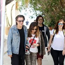 Το ζευγάρι βρέθηκε σην αμερική μαζί με το γιο. Dionyshs Sxoinas Oi Asteies Dhlwseis Gia Thn Kaith Garmph Kai Ton Gio Toys Queen Gr