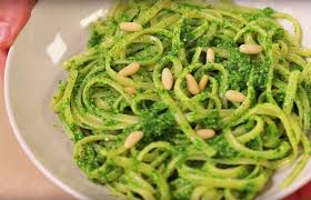 Vorrei provare a fare il pesto fatto in casa però sono allergica ai pinoli, con cara benedetta ti do un consiglio da buon genovese volendo sostituire i pinoli con le noci di. Linguine Al Pesto Di Rucola Una Ricetta Facile Per Un Primo Piatto Veloce E Profumato Con Un Goloso Pesto Di Rucola Fatto Ricette Ricette Light Ricette Facili