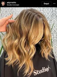 Le tinte bionde calde sono caratterizzate dai riflessi dorati, biondo scuro e colori ispirati all'ambra e al miele. Capelli Biondo Miele Foto Sfumature Nectar Blonde Amica