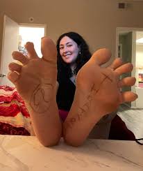 Rebel on X: The best smile and the best feet! @princessvsoles feet  feetworshi̇p nameonsole contentcreator footmodel FOOTFETİSH foot  soles beautifulfeet latina toes t.coVnvH9L459x  X