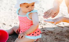 Sobald das wetter schöner und die temperaturen wärmer werden, ist auch dein kind gerne draußen an der. Sonnenschutz Und Sonnencreme Babys Interview Dermatologin Woman At