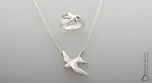 Assieraden Van Zilver Gemaakt Van De Armband Van Hun Overleden Vader Met De Vogel Centraal Een Kolibri En Een Zwaluw Zilver Sieraden Maken En Sieraden Ideeen