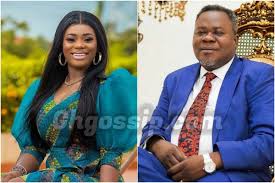 The man denied scamming the people who called on rea tsotella. Dr Oteng Allegedly Begging Akua Gmb For Reconciliation Gifts Her A House A Car