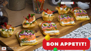 Marinierter lachs, überbacken mit tomaten und mozzarella. Blatterteig Snacks Lachs Tomate Zwiebel Blatterteig Snacks Essen Und Trinken Happchen