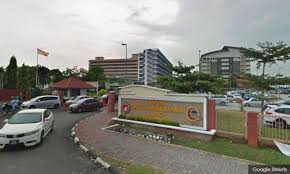 It was 4 hours waiting before going back home at 3am. Malaysiakini Dg Hisham Explains How Frontliners At Klang Serdang Hospitals Got Covid 19
