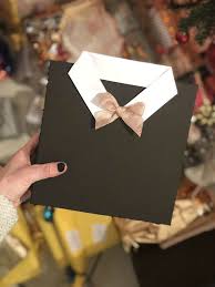 Déroulez le papier et maintenez les bords avec un adhésif sur la surface de travail. Paquet Cadeau Original Pour Homme Laetiboop Fr