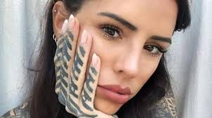 Jun 28, 2021 · hace un par de semanas, soledad aquino, exmujer de marcelo tinelli y madre de micaela y candelaria, fue sometida a un trasplante de hígado. El Nuevo Piercing De Cande Tinelli Radio Mitre